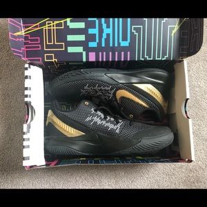 KYRIE SNEAKERS